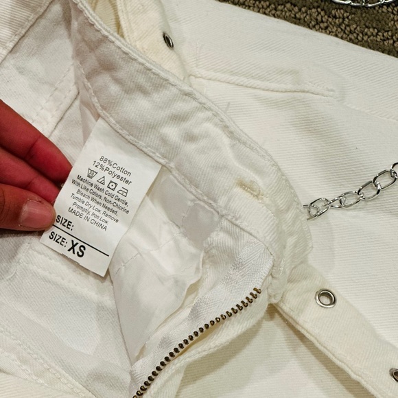 🆕White short jeans woman with chain - Picture 4 of 4